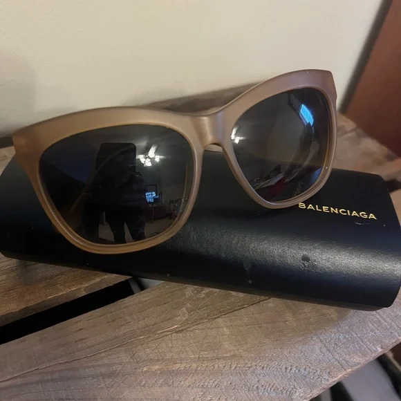 NWOT Balenciaga Sunglasses (gently worn) BB0387S Balenciaga Geometric Sunglasses 001 Black - eye-oo.com main image 4
